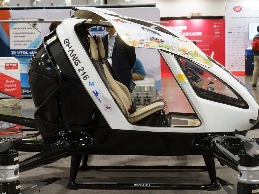 ការប្រកួតប្រជែងនិងប្រាក់រង្វាន់អាជីវកម្ម